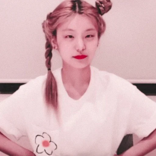 🦋 Стикер «hwang yeji» для Telegram