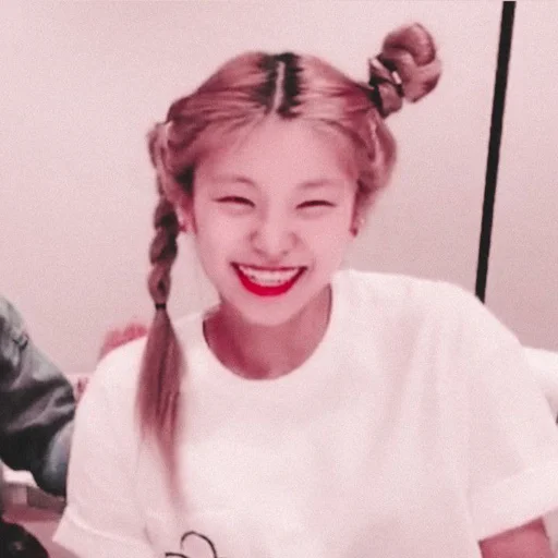 🦋 Стикер «hwang yeji» для Telegram