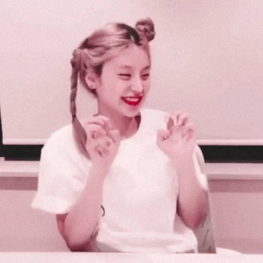 🦋 Стикер «hwang yeji» для Telegram