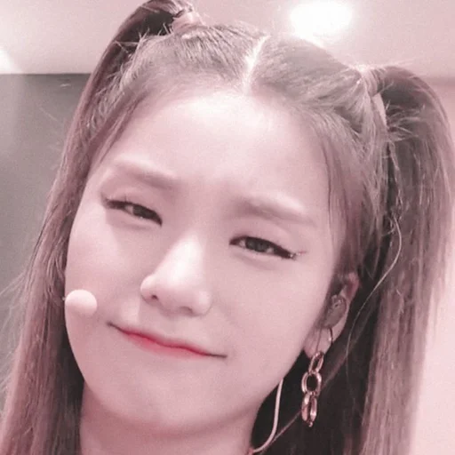 🦋 Стикер «hwang yeji» для Telegram