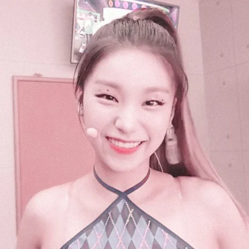 🦋 Стикер «hwang yeji» для Telegram