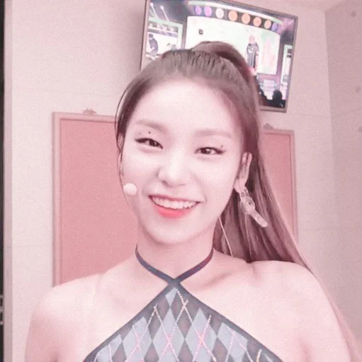 🦋 Стикер «hwang yeji» для Telegram
