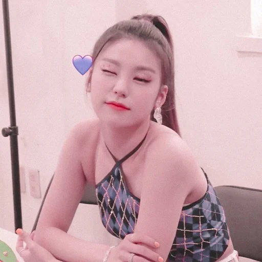 🦋 Стикер «hwang yeji» для Telegram