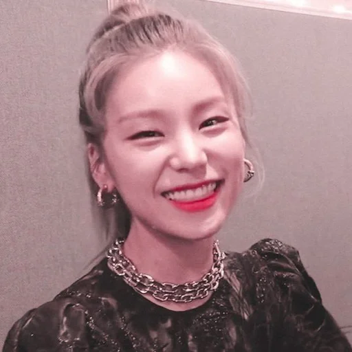 🦋 Стикер «hwang yeji» для Telegram