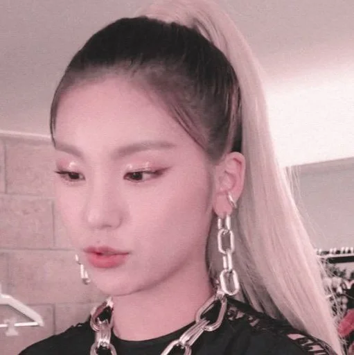 🦋 Стикер «hwang yeji» для Telegram