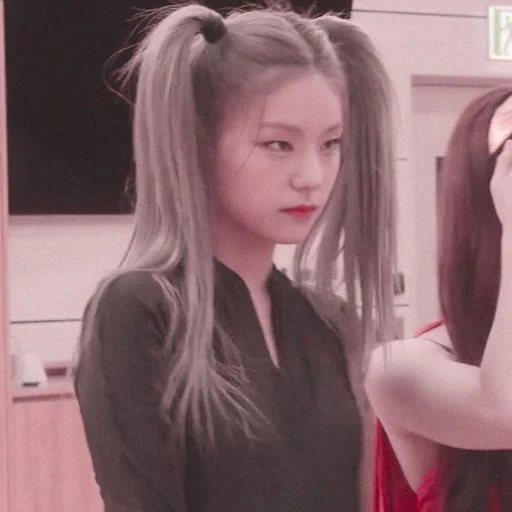 🦋 Стикер «hwang yeji» для Telegram