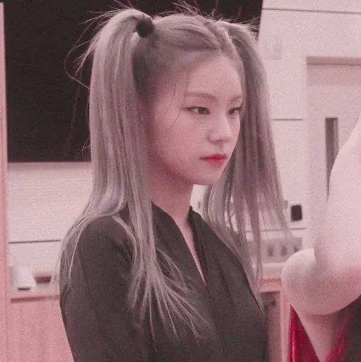 🦋 Стикер «hwang yeji» для Telegram