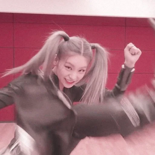 🦋 Стикер «hwang yeji» для Telegram