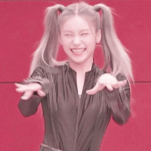 🦋 Стикер «hwang yeji» для Telegram