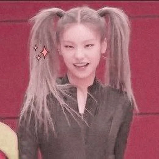 🦋 Стикер «hwang yeji» для Telegram