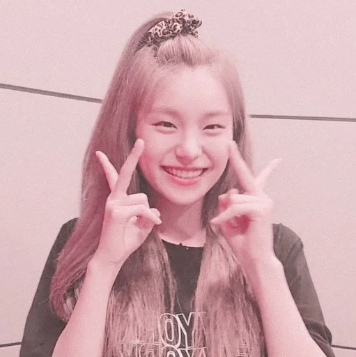 🦋 Стикер «hwang yeji» для Telegram