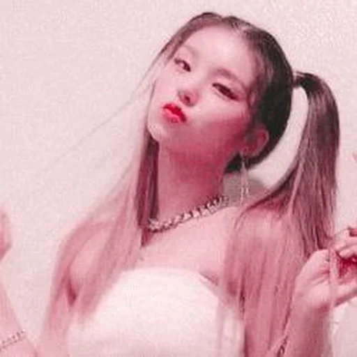🦋 Стикер «hwang yeji» для Telegram