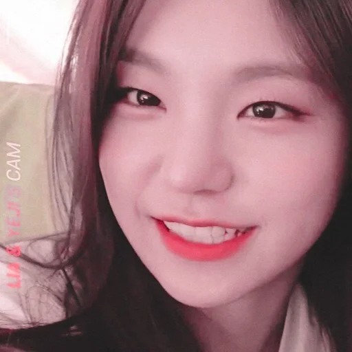 🦋 Стикер «hwang yeji» для Telegram