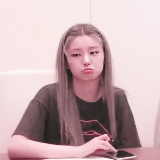 🦋 Стикер «hwang yeji» для Telegram