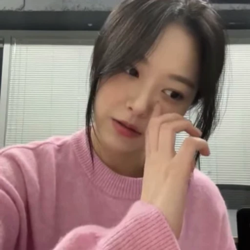 😘 Стикер «HYUNJIN» для Telegram