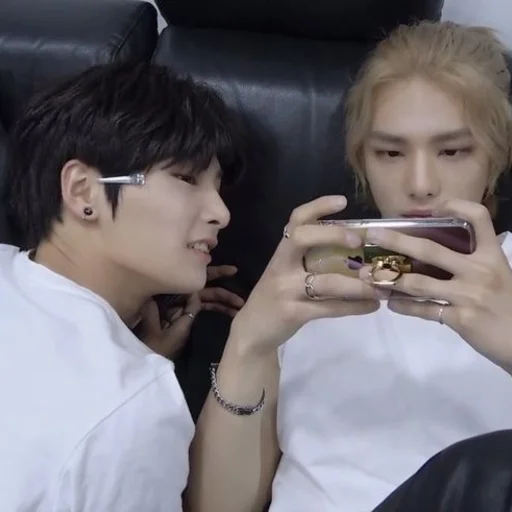 💞 Стикер «Hyun Jeong» для Telegram