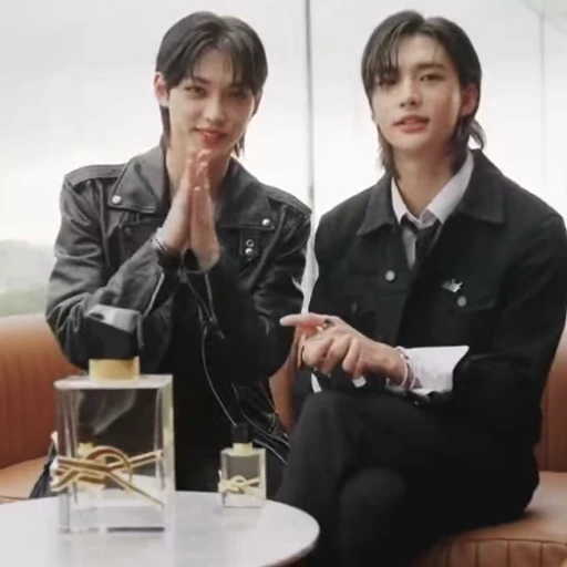 🖤 Стикер «𝙝𝙮𝙪𝙣𝙡𝙞𝙭𝙋𝙖𝙧𝙞𝙨» для Telegram