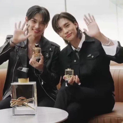 🖤 Стикер «𝙝𝙮𝙪𝙣𝙡𝙞𝙭𝙋𝙖𝙧𝙞𝙨» для Telegram