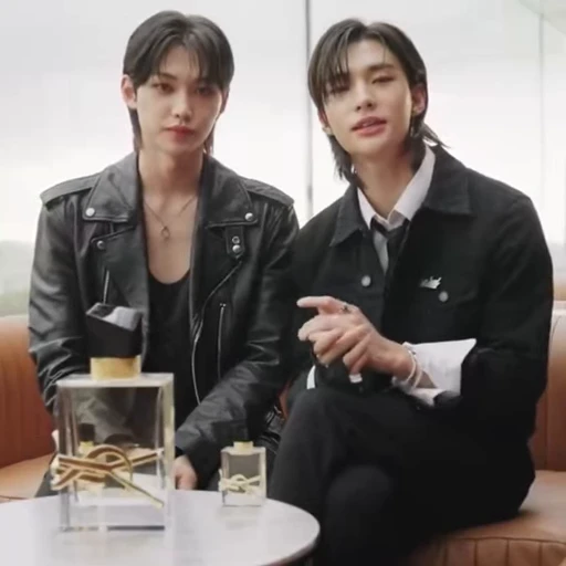 🖤 Стикер «𝙝𝙮𝙪𝙣𝙡𝙞𝙭𝙋𝙖𝙧𝙞𝙨» для Telegram