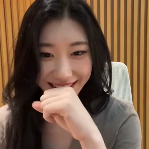 🥧 Стикер «chaeryeong itzy» для Telegram