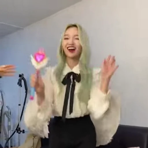 🏳‍🌈 Стикер «loona» для Telegram