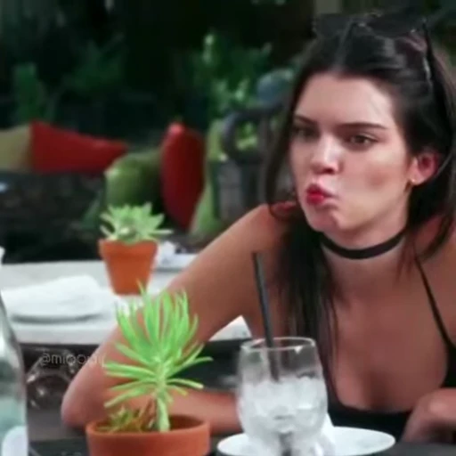 😐 Стикер «Kendall Jenner» для Telegram