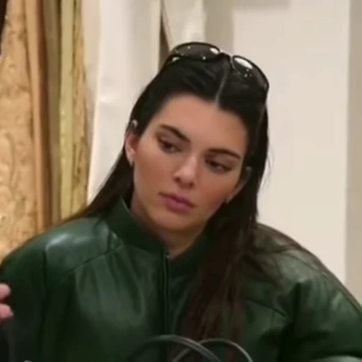 Стикерпак Kendall Jenner для Telegram