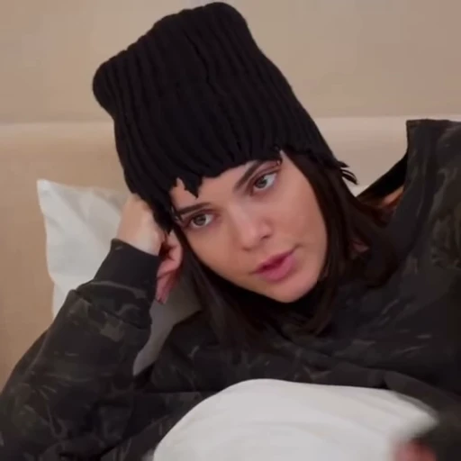 😐 Стикер «Kendall Jenner» для Telegram
