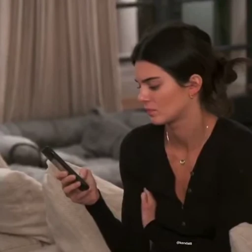 😐 Стикер «Kendall Jenner» для Telegram