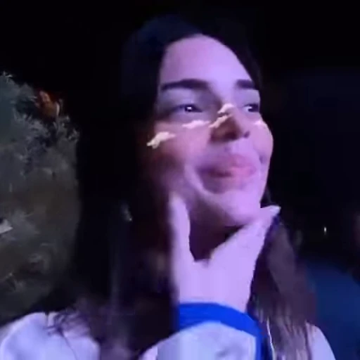 😐 Стикер «Kendall Jenner» для Telegram