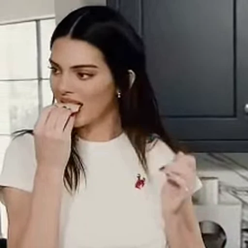 😐 Стикер «Kendall Jenner» для Telegram