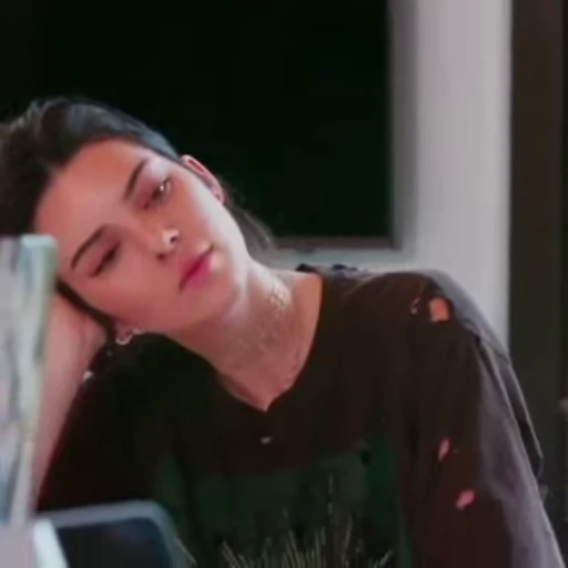 😐 Стикер «Kendall Jenner» для Telegram