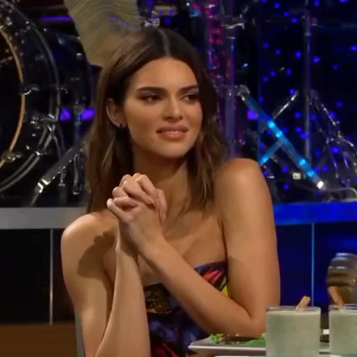 😐 Стикер «Kendall Jenner» для Telegram