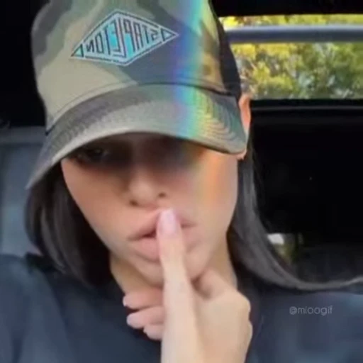 😐 Стикер «Kendall Jenner» для Telegram