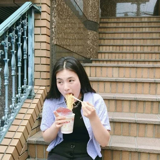 🥰 Стикер «Ким Ён Джи» для Telegram