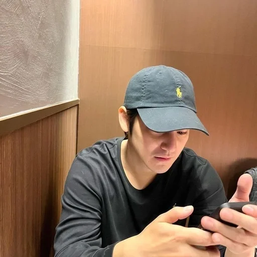 🥰 Стикер «Ким Сан Бом» для Telegram