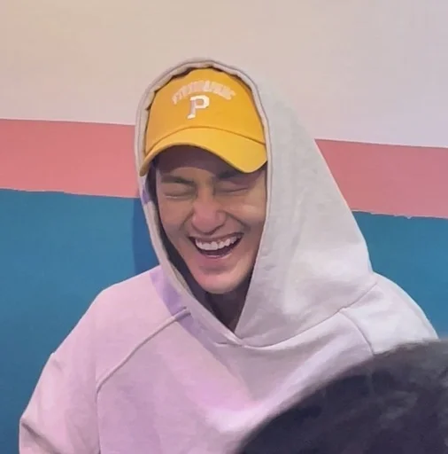 🥰 Стикер «Ким Сан Бом» для Telegram