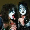 Стикер 50 Kiss Emoji