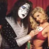 Стикер 31 Kiss Emoji