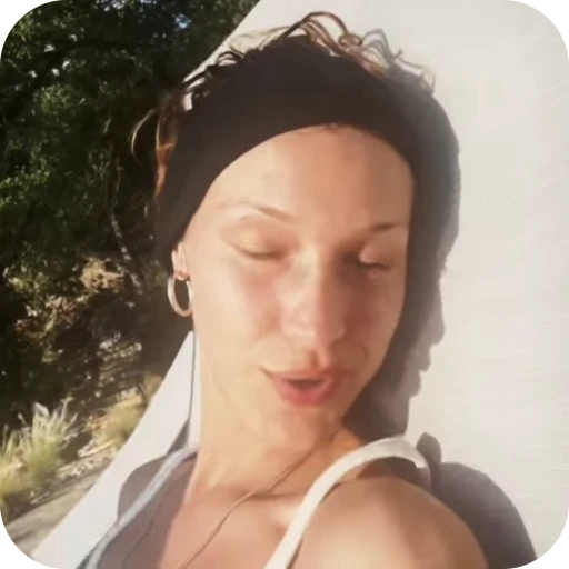 🌟 Стикер «bella hadid» для Telegram