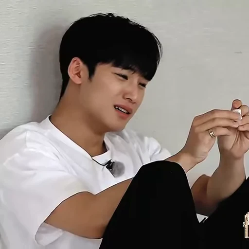 🥲 Стикер «KPOP MEME» для Telegram