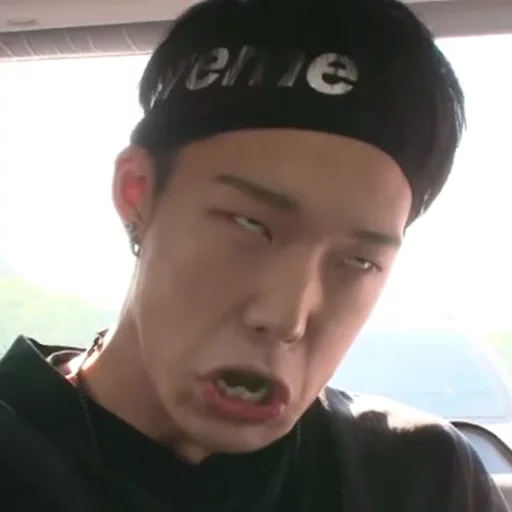 😵 Стикер «K-pop Moments» для Telegram