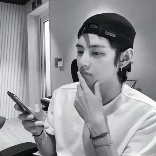 🦅 Стикер «bts kim taehyung» для Telegram