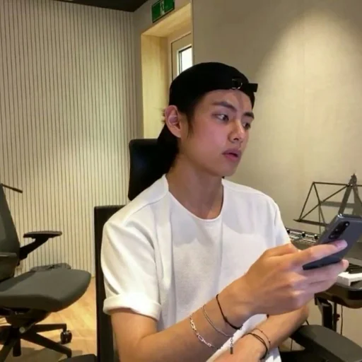 🦅 Стикер «bts kim taehyung» для Telegram
