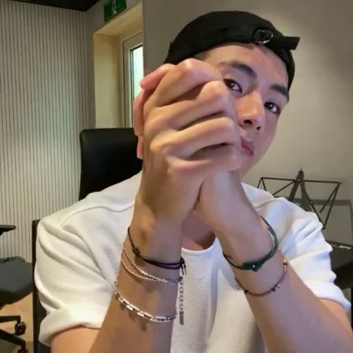 🦅 Стикер «bts kim taehyung» для Telegram