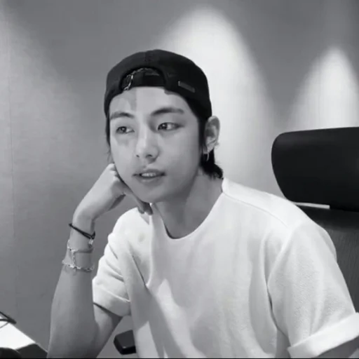🦅 Стикер «bts kim taehyung» для Telegram