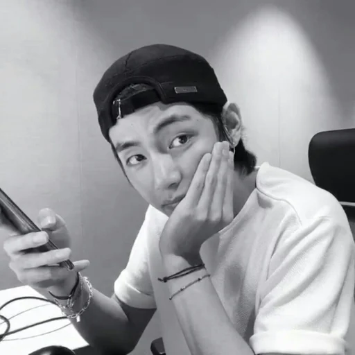 🦅 Стикер «bts kim taehyung» для Telegram