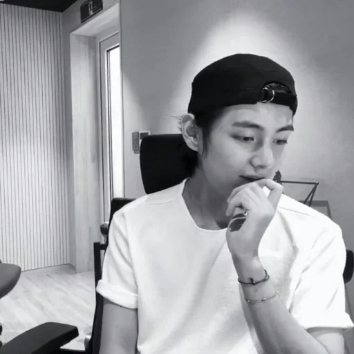 🦅 Стикер «bts kim taehyung» для Telegram