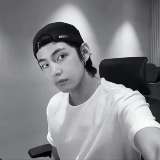 🦅 Стикер «bts kim taehyung» для Telegram
