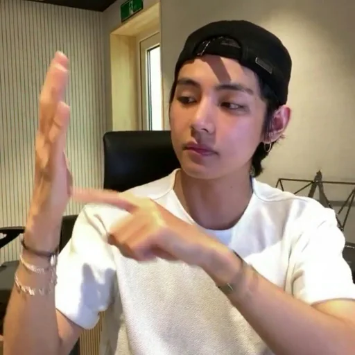 🦅 Стикер «bts kim taehyung» для Telegram